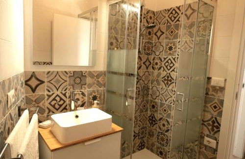 GuestHost - Comfy Two-Levels Apartment with Terrace! - Foto 8