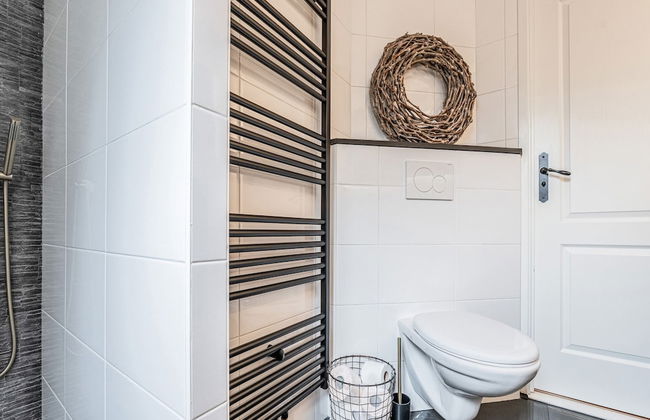 Fantastic Chalet Near Open Waterways, hot tub - Photo 20