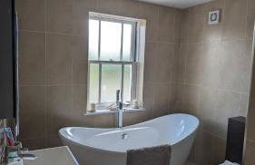 Cheltenham large house with gym, bar & hot tub - Photo 10