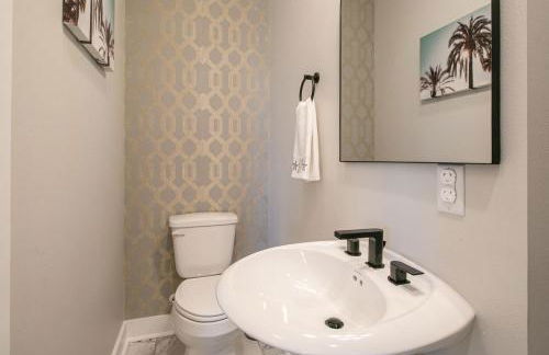 Steps Away from Cruisin' the Coast , Gulfport 2BR, Game Room, and Free Parking - Foto 15