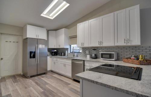 Ideally Located Palm Harbor Condo Walk Downtown! - Foto 8