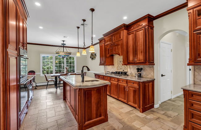 Family Retreat With Autumn Views and Fireplace - Photo 18