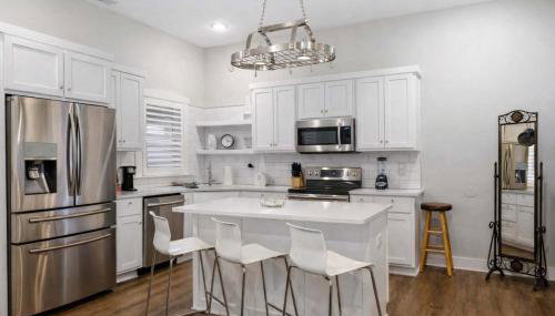 Charming Home in the Highlands W Private Backyard - Foto 3