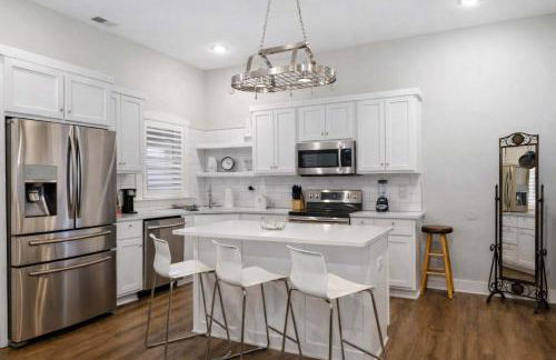 Charming Home in the Highlands W Private Backyard - Foto 56