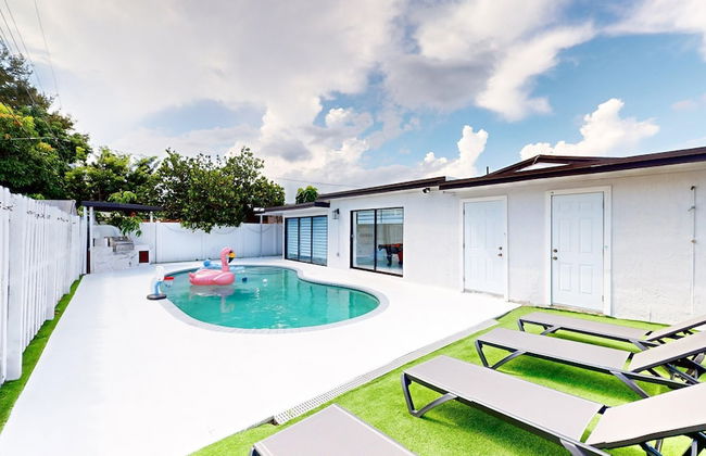 Casa Lucia 5 Bedroom Home With Pool Near Hard Rock Casino - Photo 1