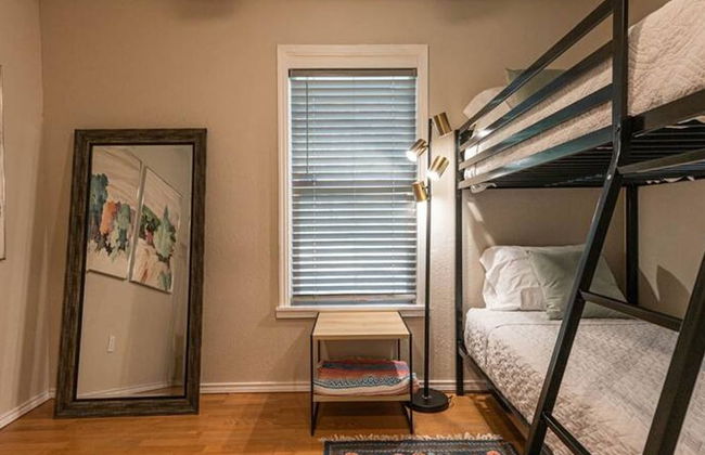 Escape to a Restored 1920s East Waco Bungalow - Foto 11