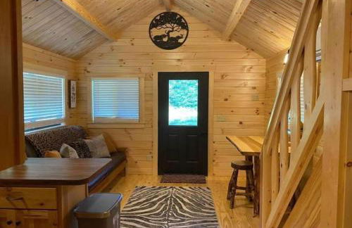 Serene 1BR Cabin near NC Z00 with Loft & Waterview - Foto 5