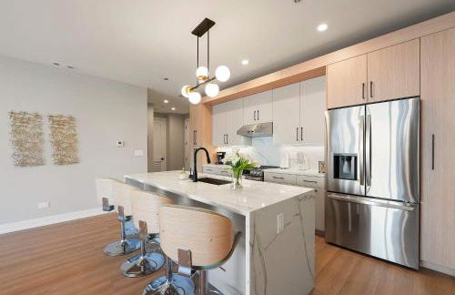 Modern Condo by Med District with Parking & Laundry - Foto 14