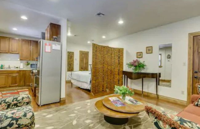 Evie's apartment - Photo 44