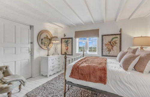 Hiron's Piece and Honeysuckle Cottage - with Hot Tub - Photo 16