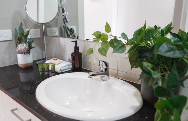 Heart of Highett Apartment by Ready Set Host - Foto 21