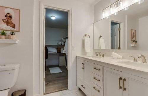 Pop Art Oasis with Karaoke Mini Golf Hot Tub and Pool - Photo 31