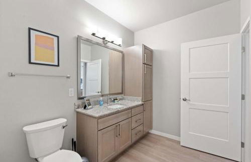 Washer & Dryer with Free Underground Parking with a Pool - Foto 37