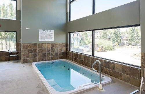 Ski Town Hideaway | Fireplace + Walk to Downtown - Foto 12