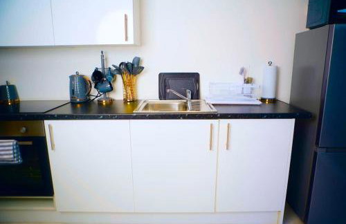 Perfect 1 Bed Apartment Sleeps 5 1 Kingsize bed 1 double Sofabed & Foldable Single bed Free Parking Wifi good transport network shopping Holiday Makers Families Contractors in North London - Photo 20