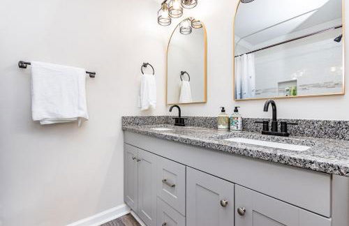 Renovated house close to Dtown Durham w king bed - Photo 23