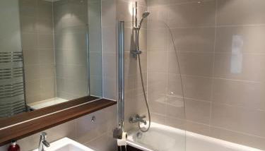 Modern 2 Bedroom Penthouse with Balcony & Parking - Foto 2