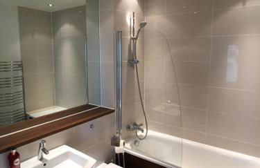 Modern 2 Bedroom Penthouse with Balcony & Parking - Foto 2