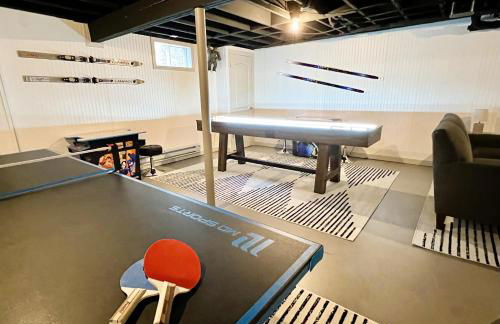 Thomas Trail - Game Room, Fire Pit, 1 min to Ski Mountain & Shared Beach! - Foto 48