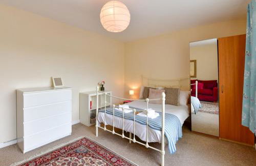 Spacious 4 Bedroom home with Parking Garden - Pass the Keys - Foto 27