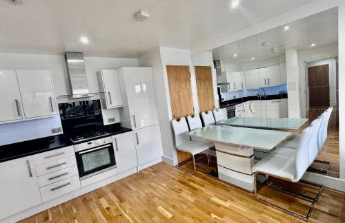 Luxury 2 BED Entire Apartment-Near Tube & Shopping centre - Foto 8