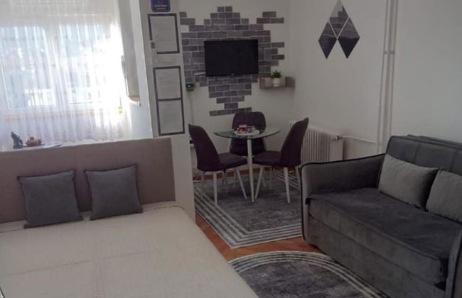 Charming Studio Apartment in Novi Pazar With City & Mountain Views - Foto 1