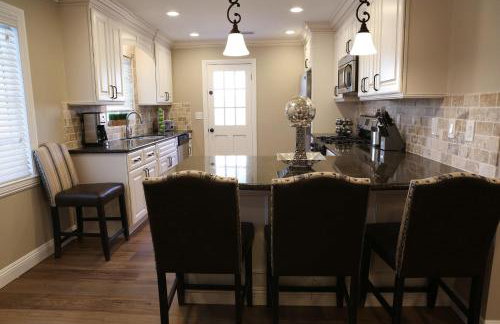 Classy 4 Bedroom 3 Bath Pool Home 3/4 Mile Walk To Disney - Foto 9