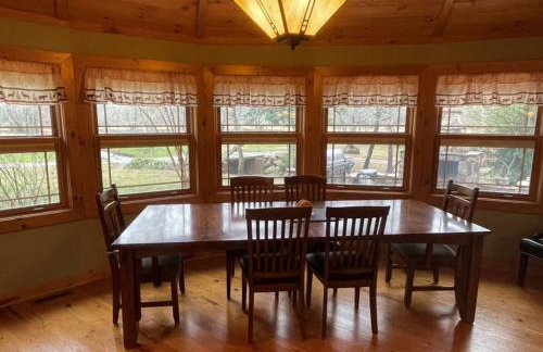 Deluxe log cabin! Pet and motorcycle friendly - enjoy nature with family and friends! 3 Bedroom Cabin by RedAwning - Foto 20