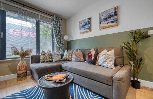 Ocean Village 1-Bedroom Luxurious, Stylish & Cosy Apartment, Central Location in Southampton, Sleeps 4 - by Blue Puffin Stays - Photo 11