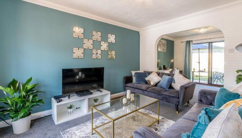 CENTRAL MK- 3Bed, 2 Bath house for LONG TERM CONTRACTOR Stays, free parking for 2 vehicles, DESK & GARDEN space managed by CHIQUE PROPERTIES LTD - Foto 2