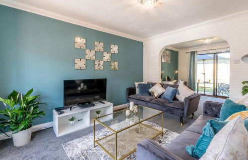 CENTRAL MK- 3Bed, 2 Bath house for LONG TERM CONTRACTOR Stays, free parking for 2 vehicles, DESK & GARDEN space managed by CHIQUE PROPERTIES LTD - Photo 2