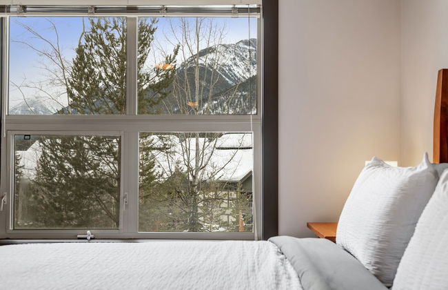 CENTRALLY Located 3-Br Home | TRUE Ski In/Out | FREE access to Pools & Hot Tubs - Photo 20