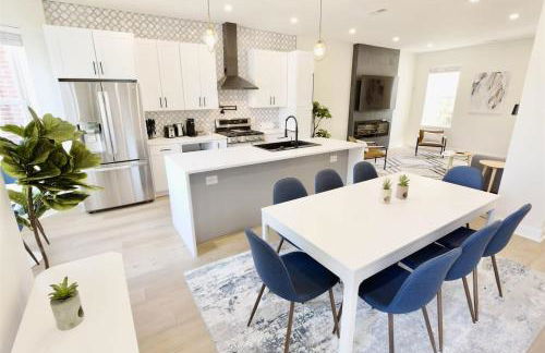 Pristine Petworth Family Home w Street Parking - Foto 1