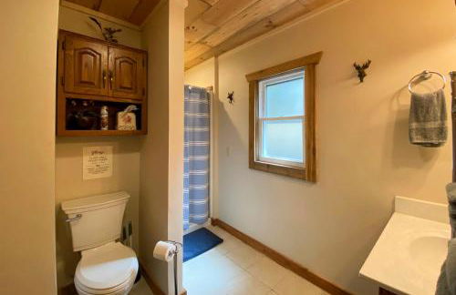 Burns Lake Cabin with Dock, Fire Pit, Rowboat and More - Foto 12