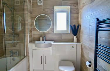 Spacious and Modern Entire Home with Garden - Foto 18