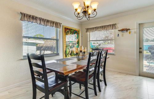 Spacious Canalfront Home with Pool about half Mi to Beach - Foto 6