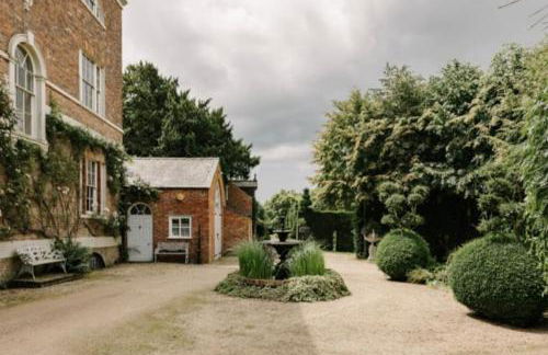CRESSY HALL - Historic Grade II Listed Manor, Gorgeous Topiary Garden - Foto 25