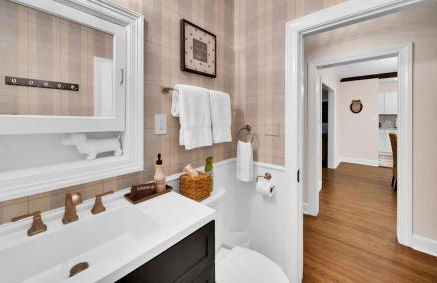 Romantic escape, hot tub, fireplace, massage room! - Foto 6