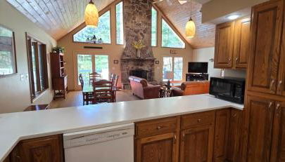 Tall Pines- 5-bedroom 3-bath with hot tub and more! - Foto 5