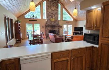 Tall Pines- 5-bedroom 3-bath with hot tub and more! - Foto 5