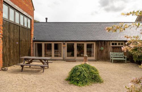 Cosy Cotswolds Farm Stay with Log Burner - Peaceful Winter Retreat - The Dairy - Foto 48