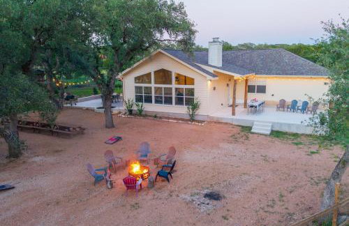 Private Luxury Getaway | Fire Pit | Near Weddings - Photo 40