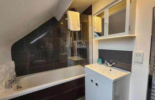 Swan Cottage, 5-Bedroom, Canal View, River, Private gardens, Free Parking's, WiFi, Oxford - Photo 8