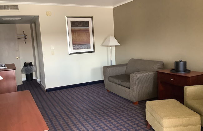 Silver Spur Vintage Inn & Suites - Photo 35