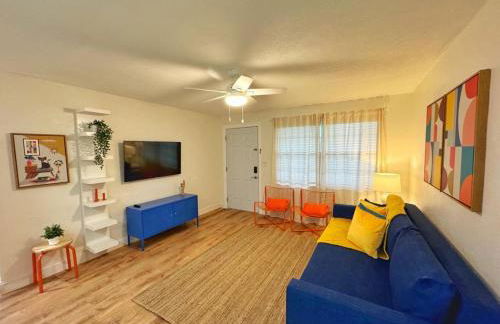 *NEW* Gorgeous Sunshine - 2BD/1BA - Private Fenced Backyard! - Photo 7