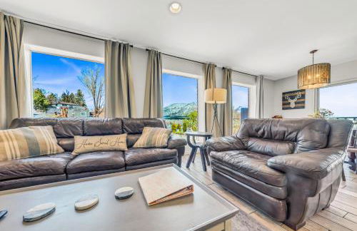 NEW! HUGE 5BR Mountain Views Game Room Hot Tub Lawn Games BBQ - Photo 2