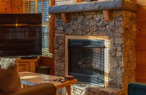 Fully Stocked Cabin Retreat w/ Game Room & Pond! - Foto 18