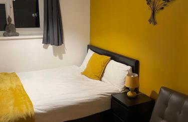 Spacious and Stylish 5 Bed Gem with Private Parking perfect for Large groups and Families - Foto 3