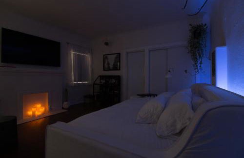 Sunny Boho Chic West Hollywood Flat! - Photo 21