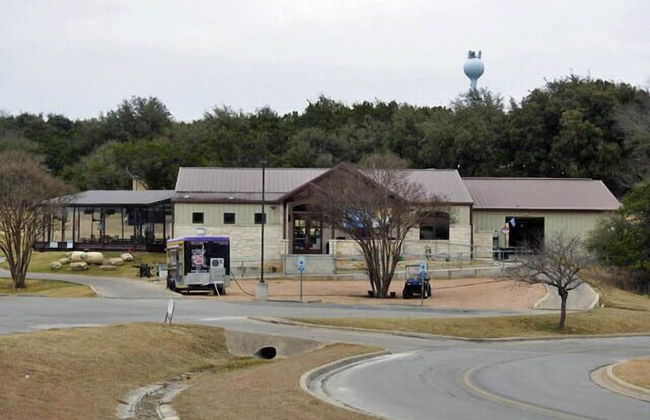 Soaring 2-level Point Venture Home on Lake Travis - Foto 25